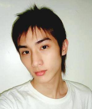 棒棒堂成员阿本为男友庆生,还点赞涉炎亚纶留言(图2) 328272fd364a4e2ab94a7c3b9155ddfe