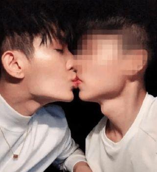 棒棒堂成员阿本为男友庆生,还点赞涉炎亚纶留言(图12) 棒棒堂成员阿本为男友庆生,还点赞涉炎亚纶留言(图12)