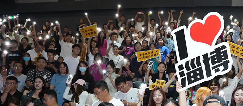 《八角笼中》路演收官 王宝强深鞠躬致谢所有观众(图5) 《八角笼中》路演收官 王宝强深鞠躬致谢所有观众(图5)