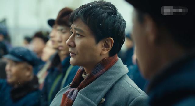 人世间：整洁的军大衣，和残缺的一条腿，暗示水自流的身世不简单(图7)