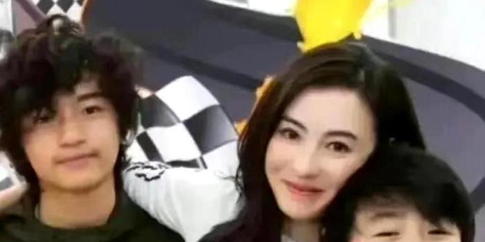 谢霆锋长子再被偶遇，16岁Lucas与女生同游，驼背严重不注意形体(图11)