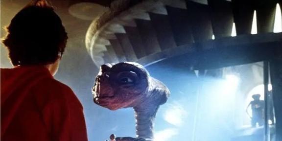 《E.T.外星人》：友谊、成长与自我发现的情感探索与社会反思(图12)