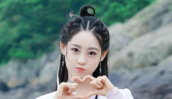 还珠格格又要翻拍？看到紫薇的扮演者，断网也要追剧(图3)