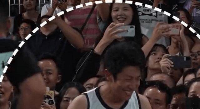 白岩松谈“孩子刷手机上瘾”,撒贝宁果然是央视显眼包,大秀舞蹈(图1) 白岩松谈“孩子刷手机上瘾”,撒贝宁果然是央视显眼包,大秀舞蹈(图1)