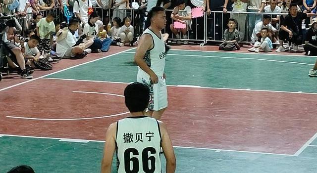 白岩松谈“孩子刷手机上瘾”,撒贝宁果然是央视显眼包,大秀舞蹈(图7) 白岩松谈“孩子刷手机上瘾”,撒贝宁果然是央视显眼包,大秀舞蹈(图7)