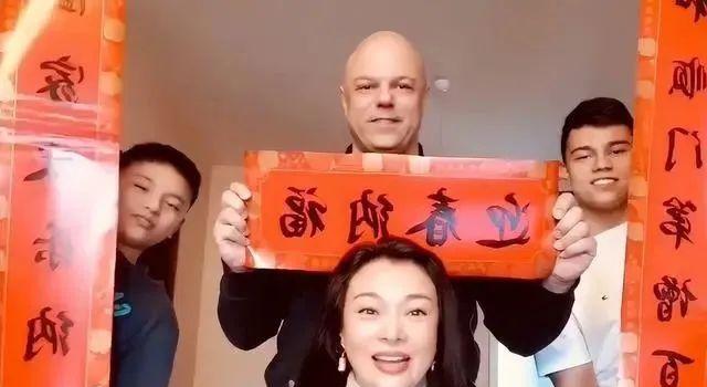 史可俩混血儿子长大了!老大肌肉健壮似施瓦辛格,老二瘦削颜值最高(图13) 史可俩混血儿子长大了!老大肌肉健壮似施瓦辛格,老二瘦削颜值最高(图13)