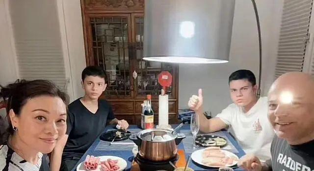 史可俩混血儿子长大了!老大肌肉健壮似施瓦辛格,老二瘦削颜值最高(图14) 史可俩混血儿子长大了!老大肌肉健壮似施瓦辛格,老二瘦削颜值最高(图14)