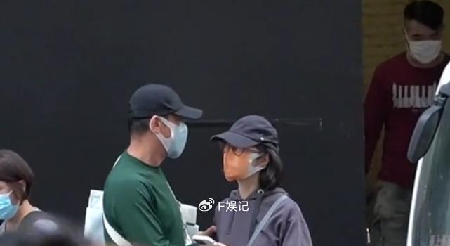 刘青云郭蔼明难得出国旅游 两人开心购物刘青云负责拿着战利品(图4)