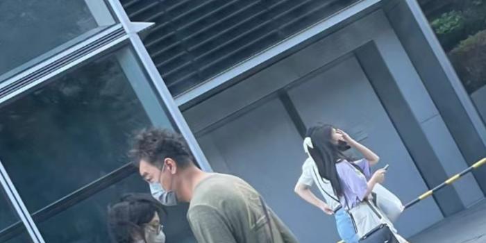 刘青云郭蔼明难得出国旅游 两人开心购物刘青云负责拿着战利品(图6)