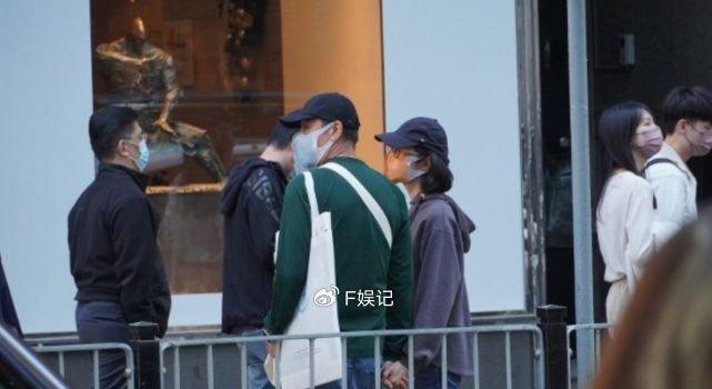 刘青云郭蔼明难得出国旅游 两人开心购物刘青云负责拿着战利品(图3)