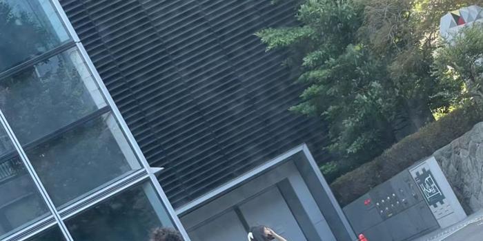 刘青云郭蔼明难得出国旅游 两人开心购物刘青云负责拿着战利品(图5)