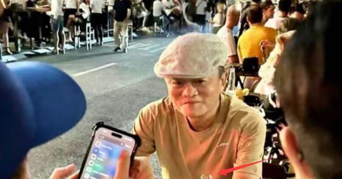 58岁马云现身萨拉热窝,喝平价可乐接地气,身上T恤不足700元(图2) 58岁马云现身萨拉热窝,喝平价可乐接地气,身上T恤不足700元(图2)