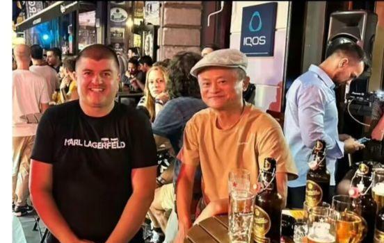 58岁马云现身萨拉热窝,喝平价可乐接地气,身上T恤不足700元(图1) 58岁马云现身萨拉热窝,喝平价可乐接地气,身上T恤不足700元(图1)