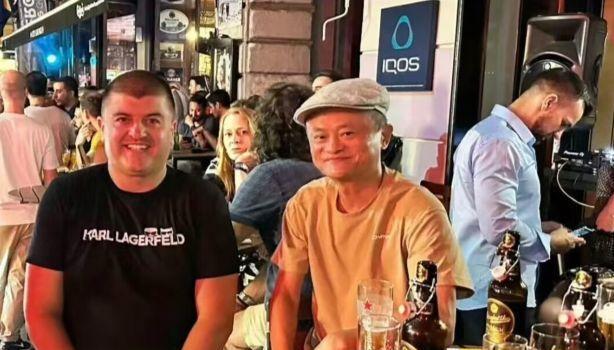 58岁马云现身萨拉热窝,喝平价可乐接地气,身上T恤不足700元(图3) 58岁马云现身萨拉热窝,喝平价可乐接地气,身上T恤不足700元(图3)