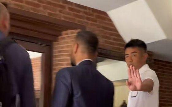 58岁马云现身萨拉热窝,喝平价可乐接地气,身上T恤不足700元(图13) 58岁马云现身萨拉热窝,喝平价可乐接地气,身上T恤不足700元(图13)