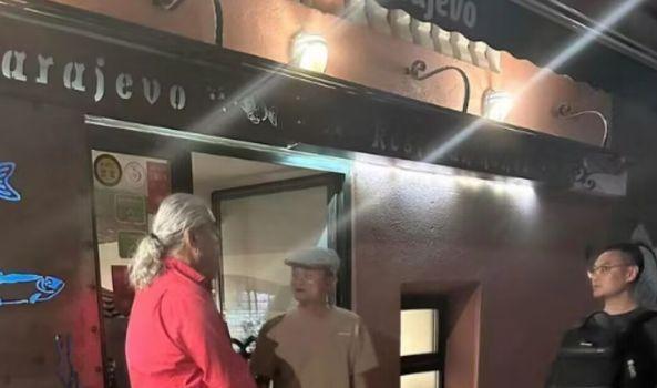 58岁马云现身萨拉热窝,喝平价可乐接地气,身上T恤不足700元(图8) 58岁马云现身萨拉热窝,喝平价可乐接地气,身上T恤不足700元(图8)