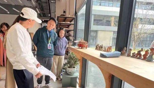 58岁马云现身萨拉热窝,喝平价可乐接地气,身上T恤不足700元(图15) 58岁马云现身萨拉热窝,喝平价可乐接地气,身上T恤不足700元(图15)