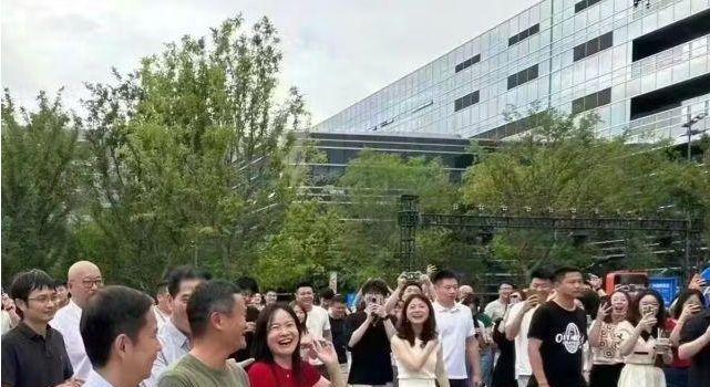 58岁马云现身萨拉热窝,喝平价可乐接地气,身上T恤不足700元(图17) 58岁马云现身萨拉热窝,喝平价可乐接地气,身上T恤不足700元(图17)