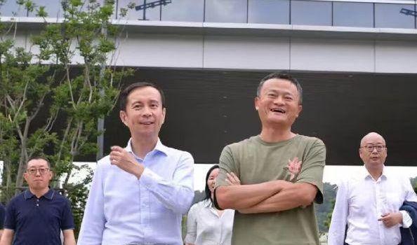 58岁马云现身萨拉热窝,喝平价可乐接地气,身上T恤不足700元(图16) 58岁马云现身萨拉热窝,喝平价可乐接地气,身上T恤不足700元(图16)