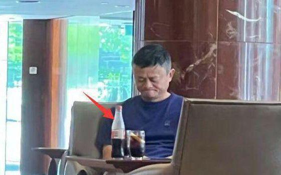 58岁马云现身萨拉热窝,喝平价可乐接地气,身上T恤不足700元(图5) 58岁马云现身萨拉热窝,喝平价可乐接地气,身上T恤不足700元(图5)