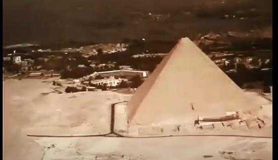 1978年的埃及电影《走向深渊》，我最欣赏它结尾的那段台词拍摄(图24)