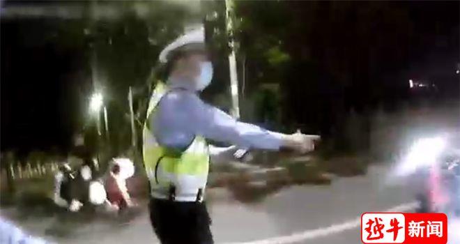 43岁民警在处置警情时被嫌疑人持刀刺伤,不幸牺牲 (图3) 43岁民警在处置警情时被嫌疑人持刀刺伤,不幸牺牲 (图3)