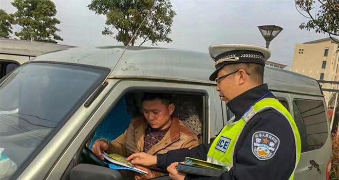 43岁民警在处置警情时被嫌疑人持刀刺伤,不幸牺牲 (图4) 43岁民警在处置警情时被嫌疑人持刀刺伤,不幸牺牲 (图4)