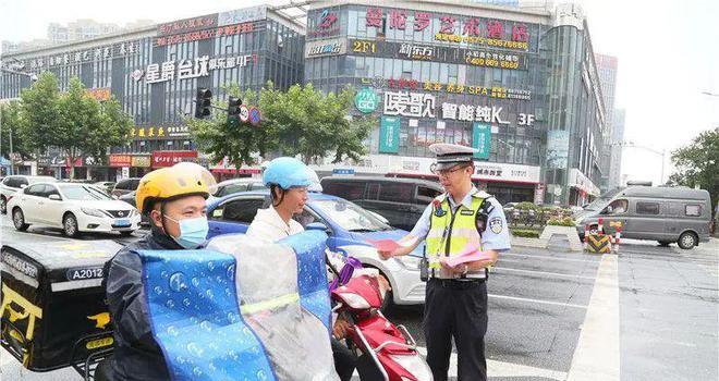 43岁民警在处置警情时被嫌疑人持刀刺伤,不幸牺牲 (图6) 43岁民警在处置警情时被嫌疑人持刀刺伤,不幸牺牲 (图6)