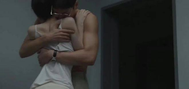 井川里予内衣外穿的性张力,为啥比不过宋轶的耐克配旗袍?(图2) 井川里予内衣外穿的性张力,为啥比不过宋轶的耐克配旗袍?(图2)