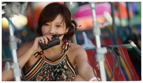 49岁徐静蕾近况曝光：晒高端泳池照，定居美国6年，已吃成胖美人(图8)