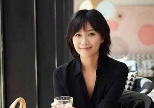 49岁徐静蕾近况曝光：晒高端泳池照，定居美国6年，已吃成胖美人(图13)