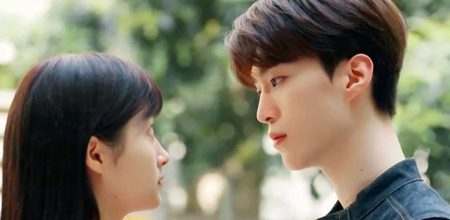 《曾少年》开播，关晓彤和范丞丞吻戏引热议，娱乐圈该如何看待？(图2)