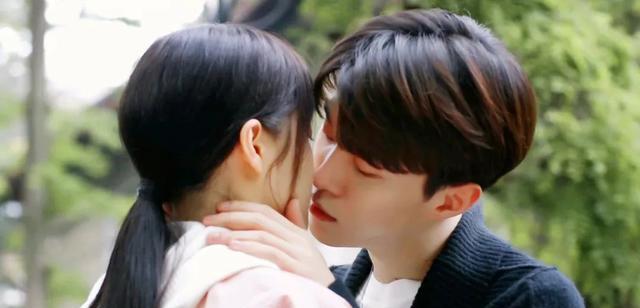 《曾少年》开播，关晓彤和范丞丞吻戏引热议，娱乐圈该如何看待？(图3)