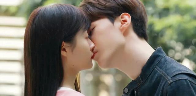 《曾少年》开播，关晓彤和范丞丞吻戏引热议，娱乐圈该如何看待？(图1)