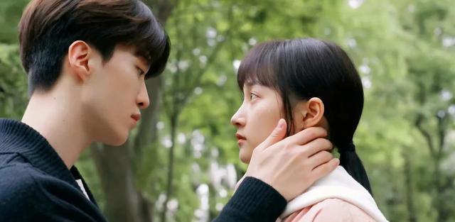 《曾少年》开播，关晓彤和范丞丞吻戏引热议，娱乐圈该如何看待？(图4)