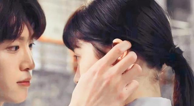 《曾少年》开播，关晓彤和范丞丞吻戏引热议，娱乐圈该如何看待？(图7)