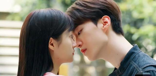 《曾少年》开播，关晓彤和范丞丞吻戏引热议，娱乐圈该如何看待？(图5)