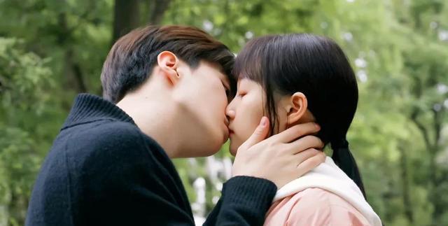 《曾少年》开播，关晓彤和范丞丞吻戏引热议，娱乐圈该如何看待？(图6)