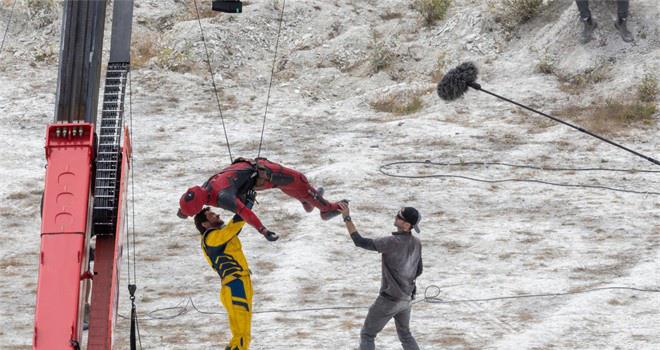 小贱贱PK金刚狼！《死侍3》曝片场照 打斗戏开拍(图2)