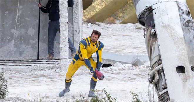 小贱贱PK金刚狼！《死侍3》曝片场照 打斗戏开拍(图3)