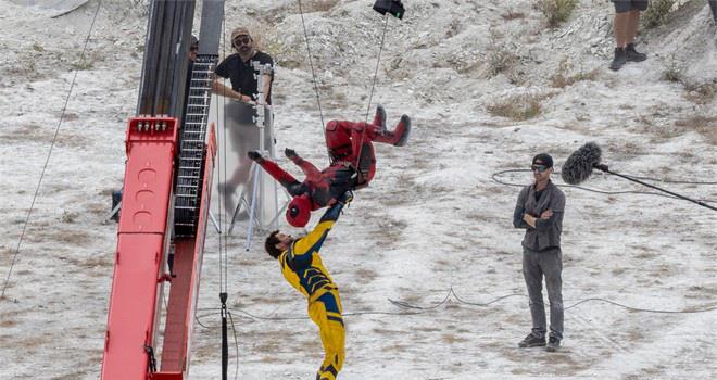 小贱贱PK金刚狼！《死侍3》曝片场照 打斗戏开拍(图5)