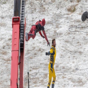 小贱贱PK金刚狼！《死侍3》曝片场照 打斗戏开拍