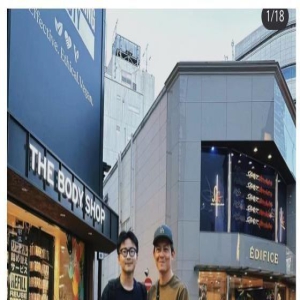 42岁陈冠希日本被偶遇,穿绣花鞋搭配引争议,两鬓头发花白!