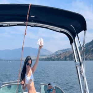 苗侨伟一家加拿大度假照曝光！女儿颜值超高，穿比基尼大秀身材