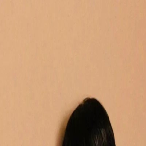 杨幂登《红秀》周年刊封面,真空穿皮衣玩下身失踪,太酷了