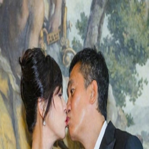 58岁刘嘉玲与老公当众亲吻!庆祝梁朝伟拿下金狮奖,夫妻非常恩爱