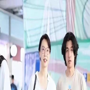 46岁陈数机场接儿子,素颜出镜暴露年龄,20岁的大象烫卷发好帅气