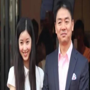 刘强东章泽天被曝移民美国,购置上亿豪宅引争议,夫妻合体辟谣