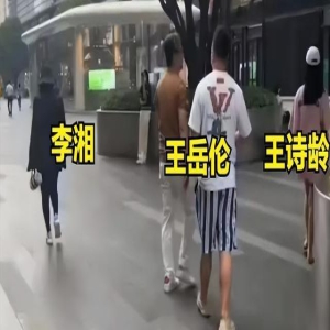 冯绍峰携儿子看喷泉灯光秀,4岁想想黏保姆,与爸爸生疏不愿牵手