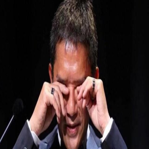 梁朝伟拿下颁威尼斯终身成就奖,泪洒领奖台,刘嘉玲见证辉煌时刻